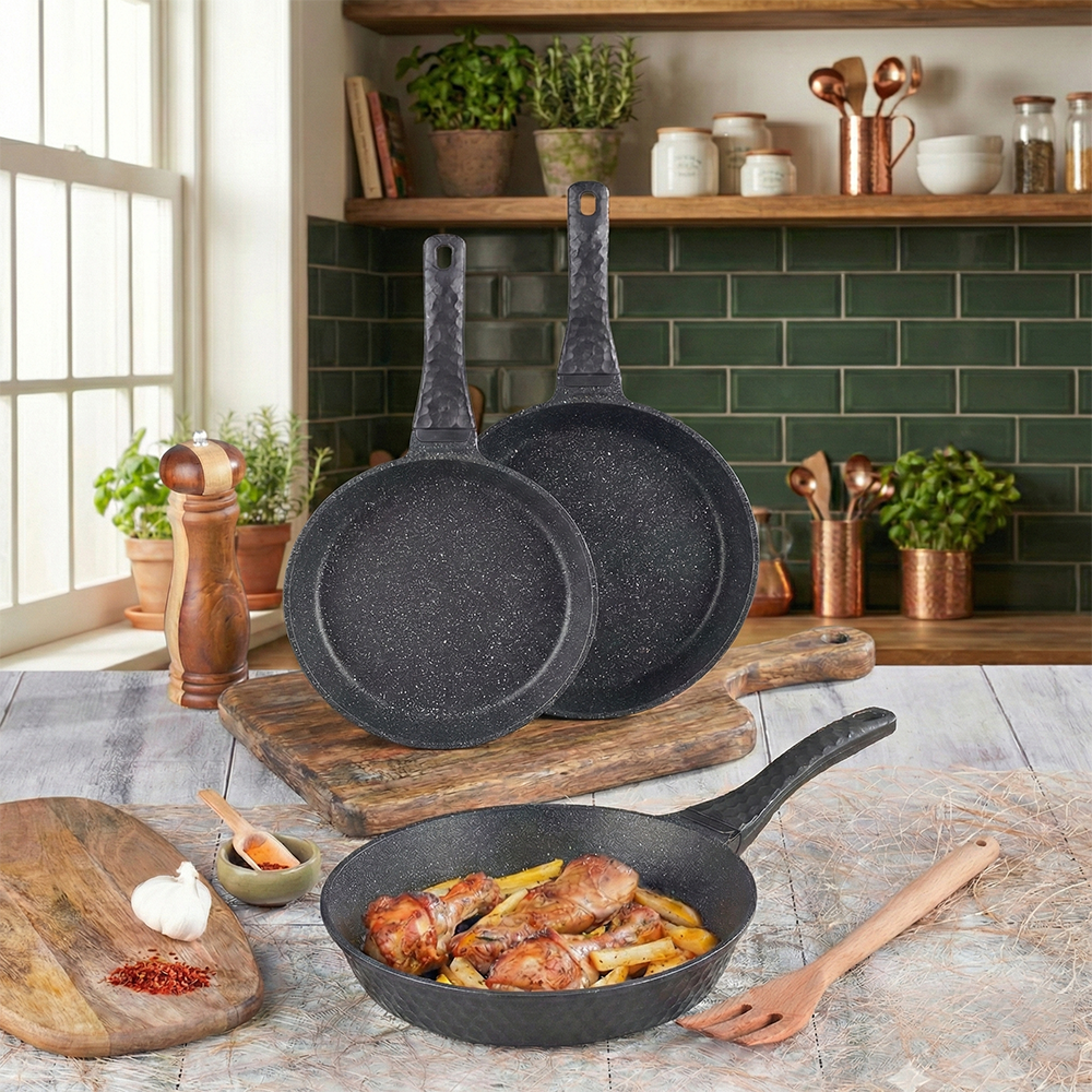 uclu-tava-set-1000x1000-5.png Döküm Yanmaz Yapışmaz 3’lü Tava Seti (20-24-28 cm) - Görsel 1